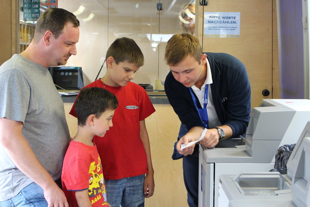 Antonio Nedic (Euro-Info-Tour Team) erklärt Markus Huber und seinen Kindern den Münzzähler. | Foto: Foto: OeNB