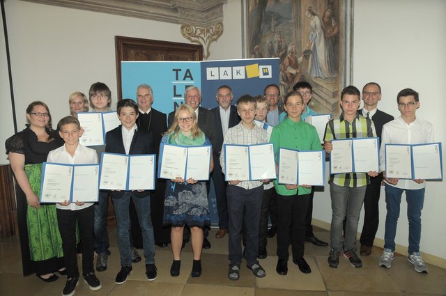 (v.l.n.r.): Mag.a Tanja Feninger (NÖ Landesakademie), Dipl. Übers.in (FH) Therese Reinel (Teamleiterin Talente & Begabung, NÖ Landesakademie),  Abt Columban Luser (Stift Göttweig) , Zweiter Präsident des NÖ Landtages Mag. Johann Heuras, Geschäftsführer Dr | Foto: NÖ Landesakademie