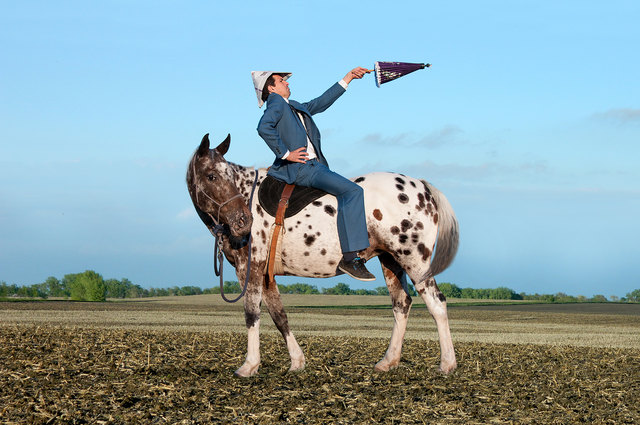 Künstler Rahman Hak-Hagir kommt mit seiner Performance "This Way" nach Ruden | Foto: KK