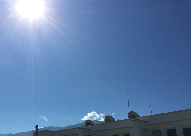 Strahlend blauer Himmel und hochsommerliche Hitze bleiben noch bis zum Ende der Woche bestehen - erst dann gibt es Abkühlung. | Foto: Bianca Jenewein