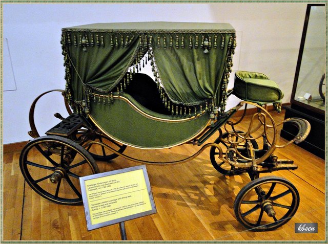 Einsitziger Kinderwagen mit Bock, Lakaienbrücke und Steckdach (W67) Österreich, um 1792-1800
Der Wagen wurde vermutlichum 1795 für eines der älteren Kinder von Kaiser Franz II, gebaut.
In der älteren Literatur galt er als Kinderwagen Kaiser Joseph II.