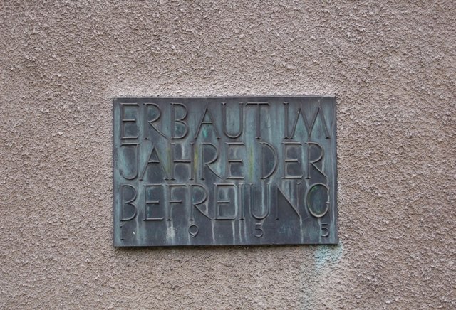 Die Wohnhausanlage wurde im Jahr der Befreiung (1955 - Unterzeichnung des Staatsvertrages) erbaut