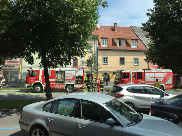 Am Montag Vormittag brannte es im Gasthaus "Zur alten Post", die Feuerwehren waren sofort zur Stelle. | Foto: RL