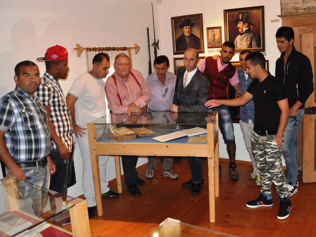 Rolf Stang (Mi.) freute sich im Heimatmuseum über das große Interesse der eingeladenen Asylwerber. | Foto: Schwaiger