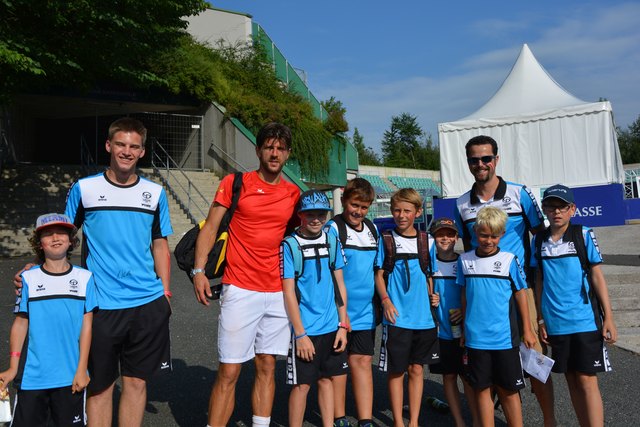 Jürgen Melzer mit Kids und Jugenwart Wolfgang Hautz vom TC Sparkasse Oberndorf. | Foto: privat