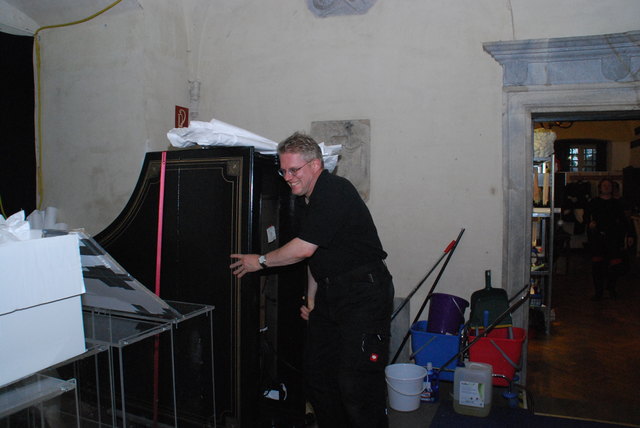 Bühnenmeister Wilhelm Droste hinter der Bühne