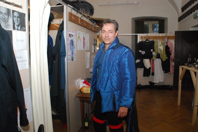 Alexander Rossi in der Garderobe mit dem Kadetten-Kostüm