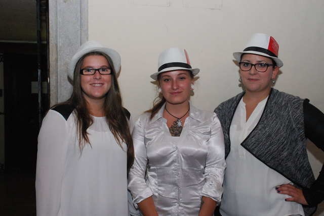 Neu sind heuer auch die Outfits der Billetteure, deren Erkennungszeichen der weiße Hut ist. Sie bringen die Zuseher bis an ihren Platz