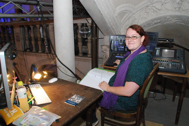 Jennifer Kunis auf ihrem persönlichen "Logenplatz"