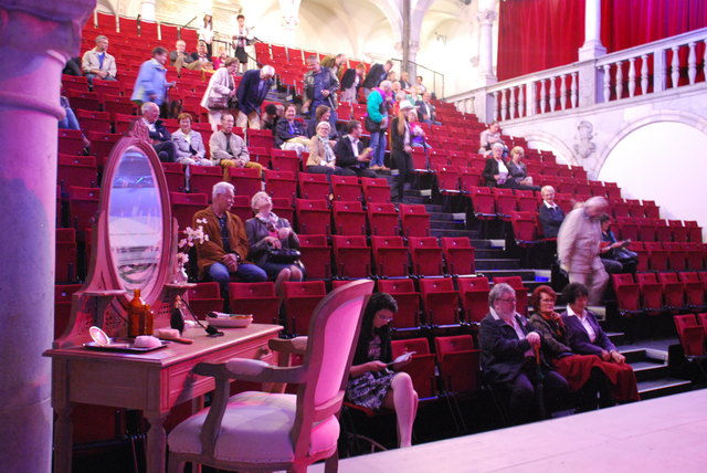 Nur mehr wenige Minuten, bis der Vorhang fällt und das Stück beginnt