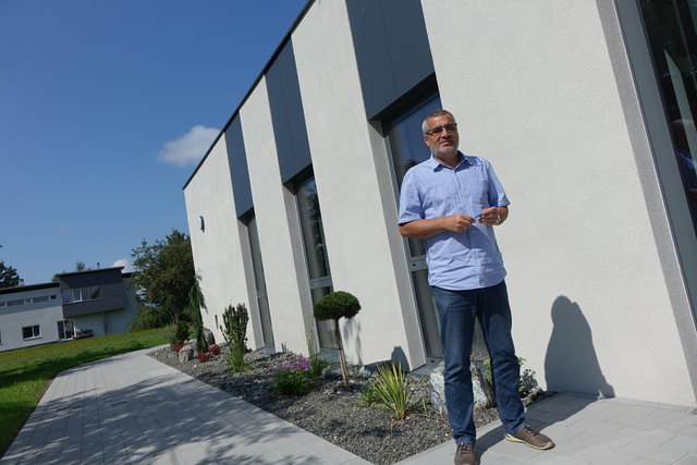 Bürgermeister Erwin Hinterdorfer vor dem nagelneuen Gemeinde-Zubau. Foto: Verderber