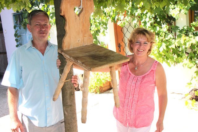 Der Ahnensessel im Baum ist dem peglerischen Hausgeist im Hof des Weinbau- und Heurigenbetriebes vorbehalten.