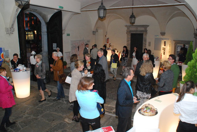 Langsam kommen die Zuseher. Intendantin Angelica Ladurner begrüßt die Gäste gerne persönlich