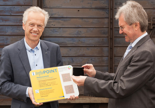 Den Code fotografieren und alle Informationen zur Mariazellerbahn abrufen: Verkehrslandesrat Karl Wilfing und NÖVOG Geschäftsführer Gerhard Stindl testen die Speech Code App. (© NÖVOG/citronenrot)