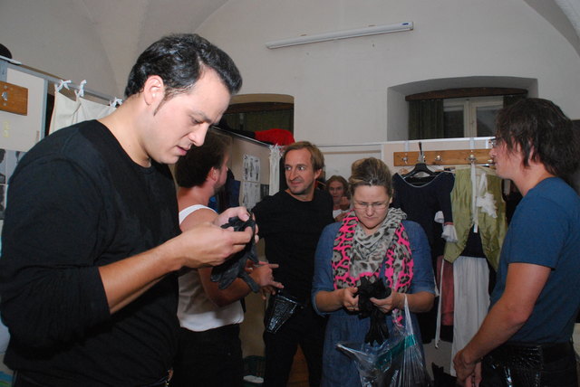 Hier werden noch die letzten Teile des Kostüms zusammengesucht