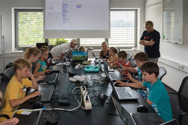 In "CoderDojos" entdecken Kinder neue Technologien, entwickeln Webseiten und programmieren Apps und Spiele. Fotos: Huber