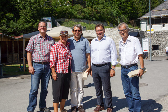 Bgf. ÖVP Klaus Schimana, Vzbgm. Elisabeth Schuster, Architekt Ing. Armin Walch, LH Günther Platter, Bgm. Alois Oberer