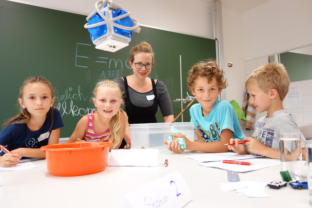 Die kleinen Nachwuchsphysiker bei spannenden Experimenten OpenPhysics Science Lab Wels 
bei der Aktion „Linsen, Spiegel & Magie“.