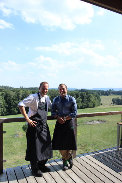 Küchenchef Markus Langecker und Betreiber Michael Bollauf erwarten Wanderer und Feinschmecken im "Mirli".