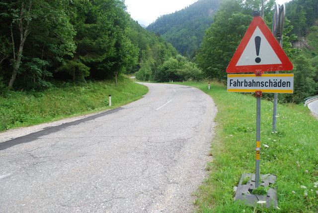 Die Fahrbahnschäden sind groß auf der L 103 in Richtung Zell-Pfarre