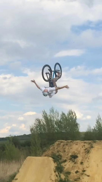 Immer wieder wird bei den sensationellen Sprüngen die Angst überwunden. | Foto: KK