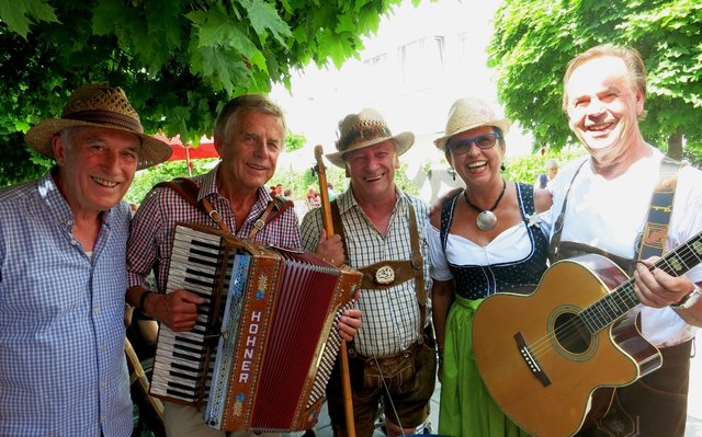 Das Musiker-Quartett Josef, Josef, Pepi Hirt und Hans mit Hausdame Gertrude Gattinger.