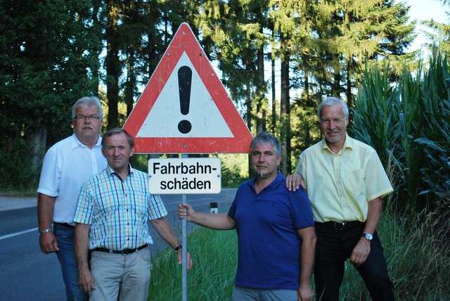 Ständige Fahrbahnschäden auf der Landestraße zwischen Jagern und Andorf unterstützen die Forderung von BR Werner Stadler, Bgm. Franz Hochegger, Bgm. Peter Pichler und Fraktionsvorsitzender Kurt Grömer  (von links) für den raschen Ausbau der Landesstraße z | Foto: SPÖ-Schärding