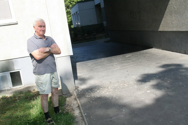 Der Durchgang ist gefährlich, so Alfred Kropfreiter. Man sieht die Hinterlassenschaft der Tauben am Boden.