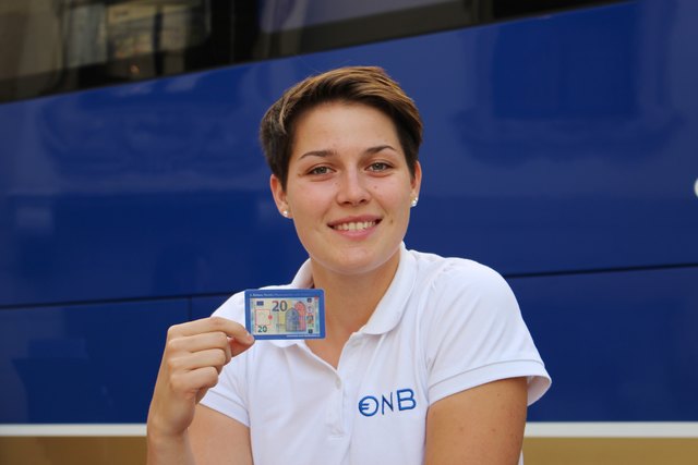 Carolina Dolejsi erklärt die verbesserten Sicherheitsmerkmale der neuen 20-Euro-Banknote. | Foto: OeNB