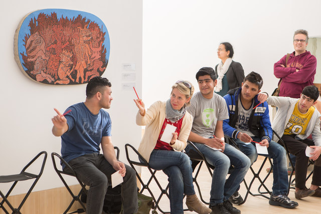 Jeden Freitag findet im Essl Museum ein Offenes Atelier für BürgerInnen und Flüchtlinge statt. Im Bild: Mary Kreutzer mit einer Gruppe Burschen aus der Magdeburgkaserne.