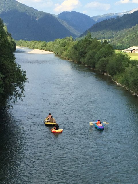 Schlauchboot fahren an der Ache, das kühlt ordentlich ab!