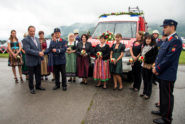Mit Patinnen und Mitgliedern der FF Mieger feierten Bgm. Franz Felsberger, Kommandant Karl Krammer und GV Maria Setz die Fahrzeugweihe | Foto: Kitzer