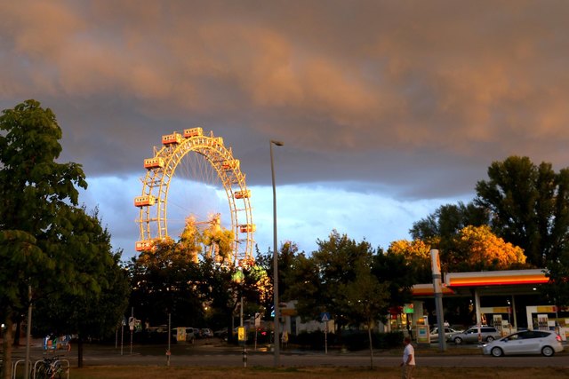 Golden leuchtet das Riesenrad – kurz vor dem Gewitter.