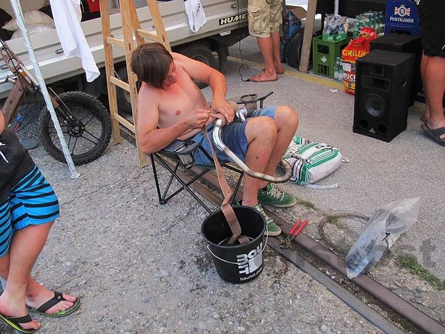 Detailarbeit an den Komponenten für die Rennmaschine.