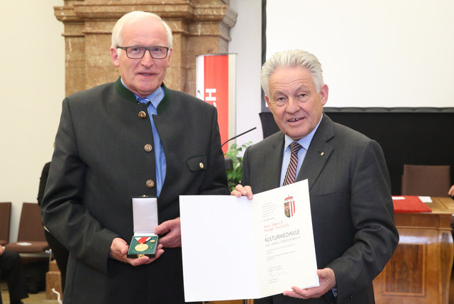 Franz Hauser (l.) erhielt für das Projekt „AtterWiki“ bereits die Landeskulturmedaille. | Foto: Land OÖ