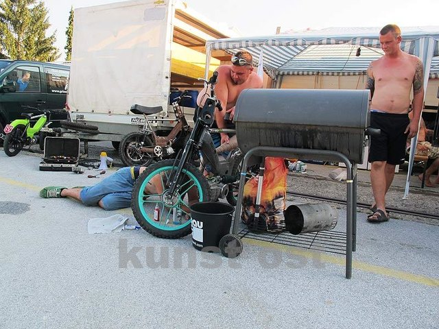 Immerhin brauchts dafür keine Hebebühne. Die wäre ja schwer hier auf den Acker zu bekommen.