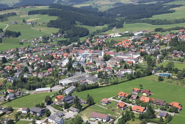 Hellmonsödt aus der Vogelperspektive betrachtet. Rund um den Ortskern werden Wohnsiedlungen mehr.