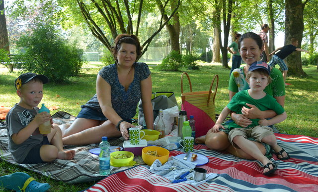 Groß und Klein genossen die "Mahlzeit miteinand" in Braunau.