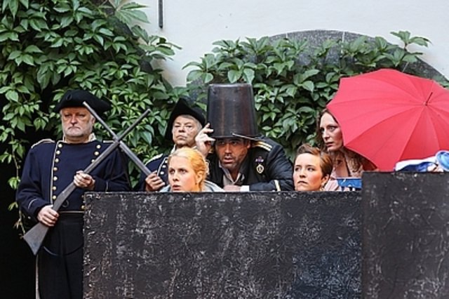 Szene (Vordergrund): Angelika Niakan (Serpetta), Virgil Hartinger (Amtshauptmann), Hanna Herfurtner (Arminda), Maria Weiss (Ritter Ramiro) © Reinhard Winkler | Foto: Reinhard Winkler