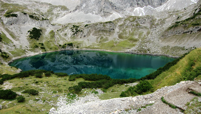 Tiefblau-grünes Wasser und sehr kalt