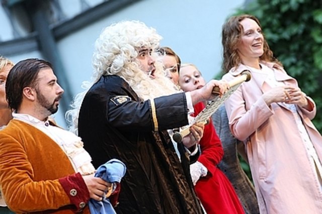 Szene (Vordergrund): Bonko Karadjov (Graf Belfiore), Virgil Hartinger (Amtshauptmann), Maria Weiss (Ritter Ramiro) © Reinhard Winkler | Foto: Reoinhard Winkler