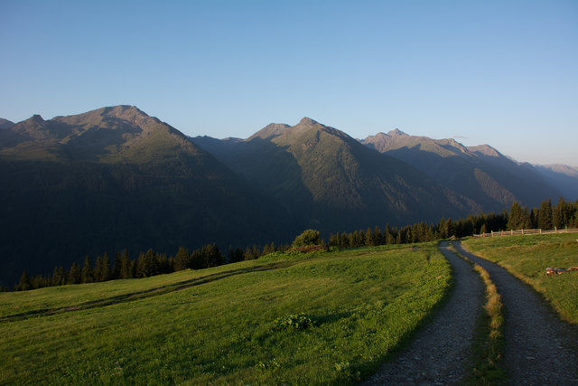 Die ersten Strahlen gleiten über die Bergwiesen in Kappl/Spidur