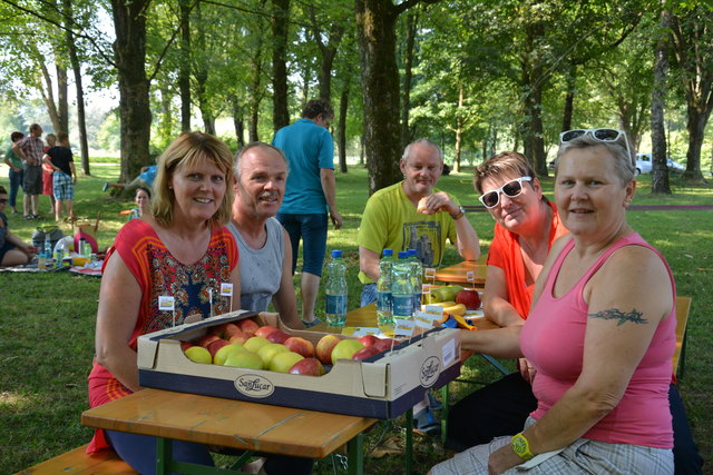 Unter freiem Himmel.