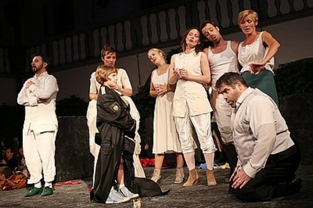 Szene: Bonko Karadjov (Graf Belfiore), Hanna Herfurtner (Arminda), Rosalie Lamm (Ein Kind), Angelika Niakan (Serpetta), Maria Weiss (Ritter Ramiro), Stefan Zenkl (Nardo), Gabriele Hierdeis (Sandrina), Virgil Hartinger (Amtshauptmann) © Reinhard Winkler | Foto: Reinhard Winkler