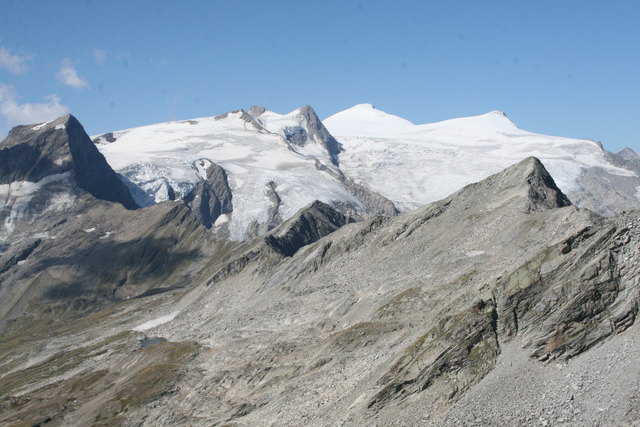 Venedigergruppe von der Wildenkogelscharte (2860 m), Osttirol. Links im Bild: die Kristallwand, darunter das Löbbentörl (2770 m), Übergang vom Froßnitztal ins Gschlößtal. Rechts hinten Groß- und Kleinvenediger