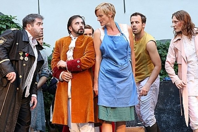 Szene (Vordergrund): Virgil Hartinger (Amtshauptmann), Bonko Karadjov (Graf Belfiore), Gabriele Hierdeis (Sandrina), Stefan Zenkl (Nardo), Maria Weiss (Ritter Ramiro) © Reinhard Winkler | Foto: Reibnhard Winkler