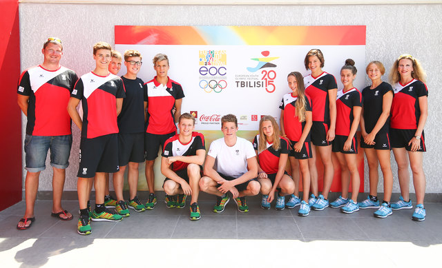 Das Team Österreich mit Robert Schurm (ganz links) und den beiden Schwimmern Franziska Ruttenstock (4. von rechts) und Patrik Lenzeder (4. von links) | Foto: (c) GEPA pictures GmbH