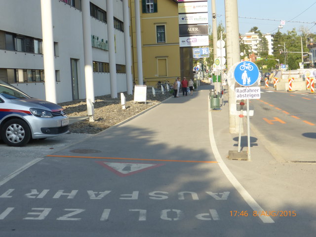 Zusätliches Verkehrsschild auf einem Geh-und Radweg vor einer Polizeistation...