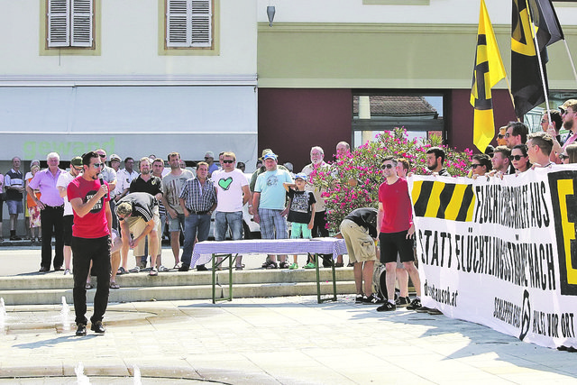 Nur eine Handvoll Fehringer wollten in die Parolen auswärtiger Demonstranten einstimmen.