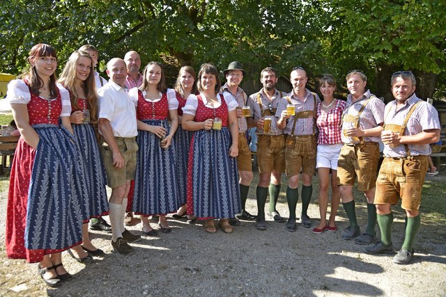 Agrarlandesrat Max Hiegelsberger (3. von links) Almobmann Hans Fessl, Stubenmusi Christa und die Riada Plattler auf der Laussabaueralm. | Foto: Rainer Weiß
